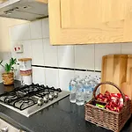 3Br Central London Close Station